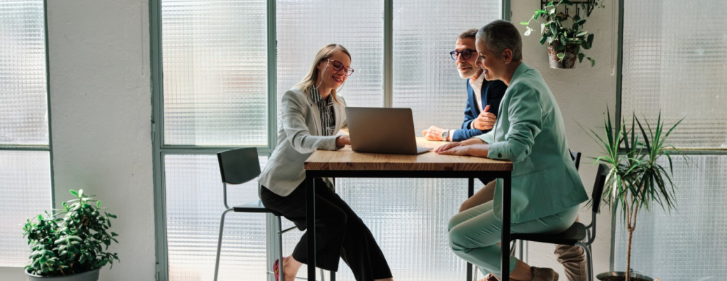 Personnes échangeants dans un cadre professionnel