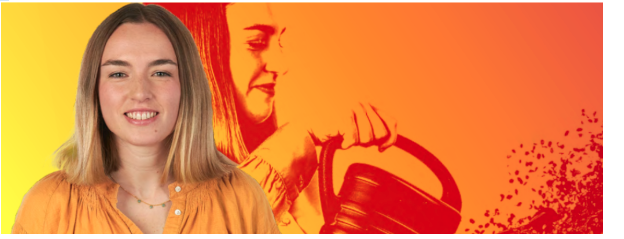 Femme souriante en haut orange devant une illustration  stylisée d’arrosage sur fond jaune et orange
