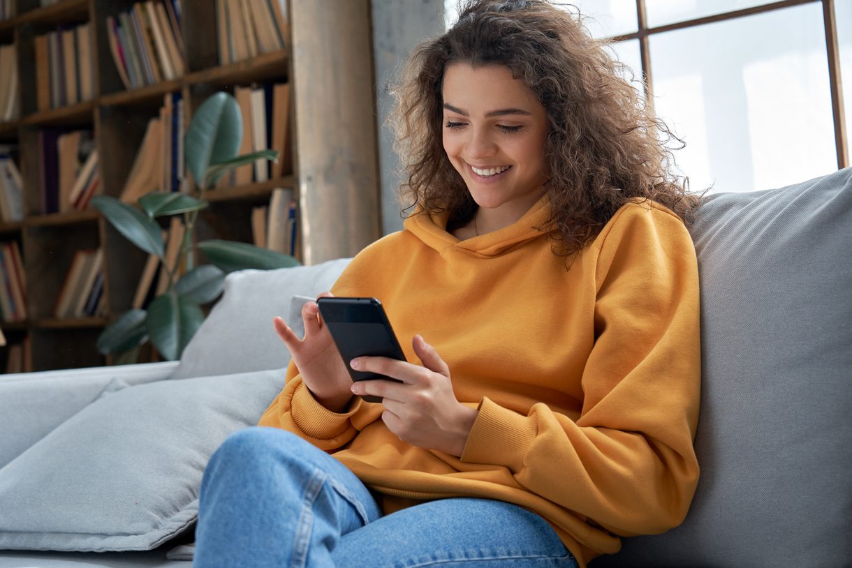 Jeune fille avec son téléphone